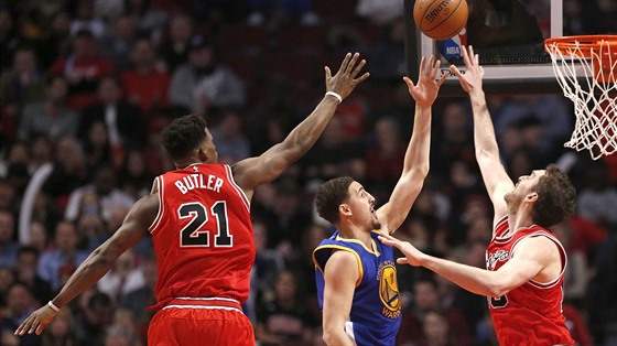 Klay Thompson z Golden State stílí, brání ho Jimmy Butler a Pau Gasol z...