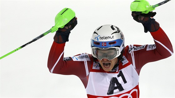 Henrik Kristoffersen se raduje v cíli slalomu ve Schladmingu.