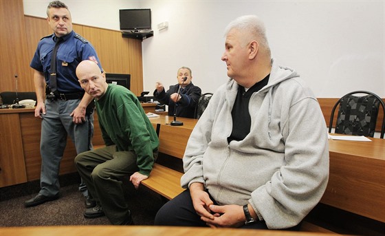 Obžalovaní Menyhért Sás (vlevo) a Zoltán Kapinecz u soudu v Tachově.
