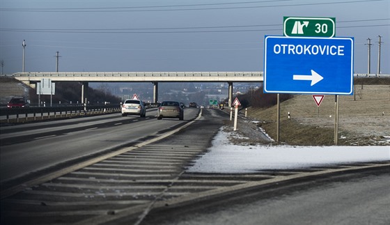 Obchvat Otrokovic je zatím hotový jen z poloviny.