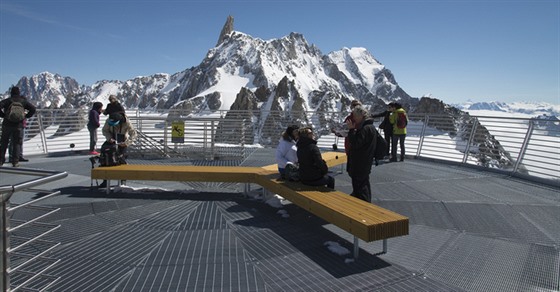 Návtvníci vyhlídky mají Mont Blanc jako na dlani.