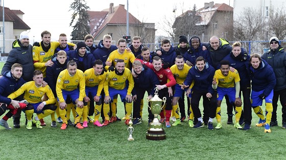 Fotbalisté Zlína s trofejí pro vítze zimní Tipsport ligy.