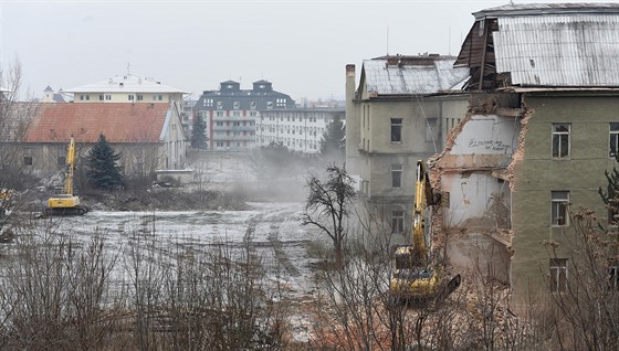 V Prostjov u zaala demolice historických Jezdeckých kasáren. S jejich...