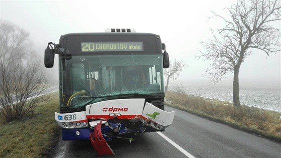 Na kraji Olomouce se srazil autobus mstské hromadné dopravy a dv osobní auta....