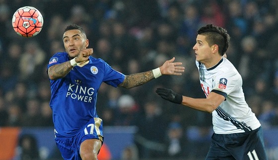 Leicesterský Danny Simpson (vlevo) a tottenhamský Erik Lamela se honí za míem.