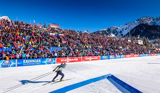 Diváci na tribunách v italské Anterselv sledují sprint  mu v rámci SP v...