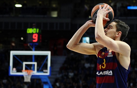 Tomá Satoranský z FC Barcelona stílí na ko Realu Madrid.