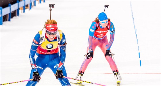 Gabriela Soukalová (vlevo) v cíli stíhacího závodu v italské Anterselv