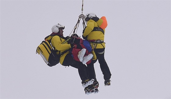 Rakouský lya Hannes Reichelt (uprosted) musel být po tkém pádu v...