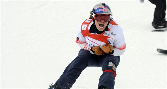 Eva Samková emotivn slaví triumf ve snowboardcrossovém závod ve Feldbergu