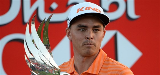 Rickie Fowler s trofejí pro vítze turnaje European Tour v Abú Zabí