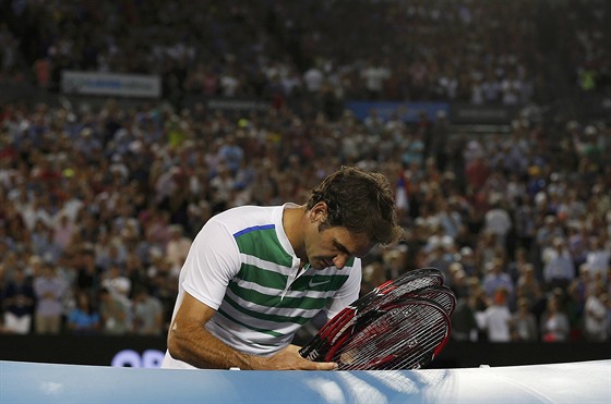 Roger Federer odchází poraený ze semifinálového zápasu Australian Open proti...
