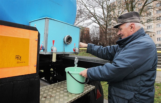 Cisterna s pitnou vodou pro obany v Plzni.