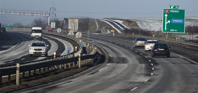 Počasí komplikuje dopravu, hasiči zasahovali u nehod, varují před uzavírkami