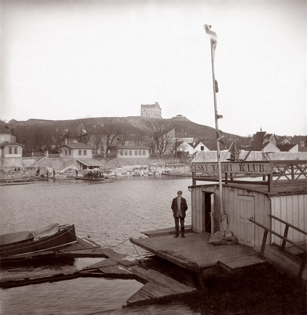 Český Yacht klub na snímku kolem roku 1896