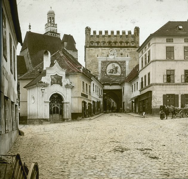 Dolní brána v Prachaticích na snímku Františka Krátkého kolem roku 1890.