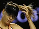 Rusk tenistka Maria arapovov si prohrabuje vlasy v osmifinlovm utkn...