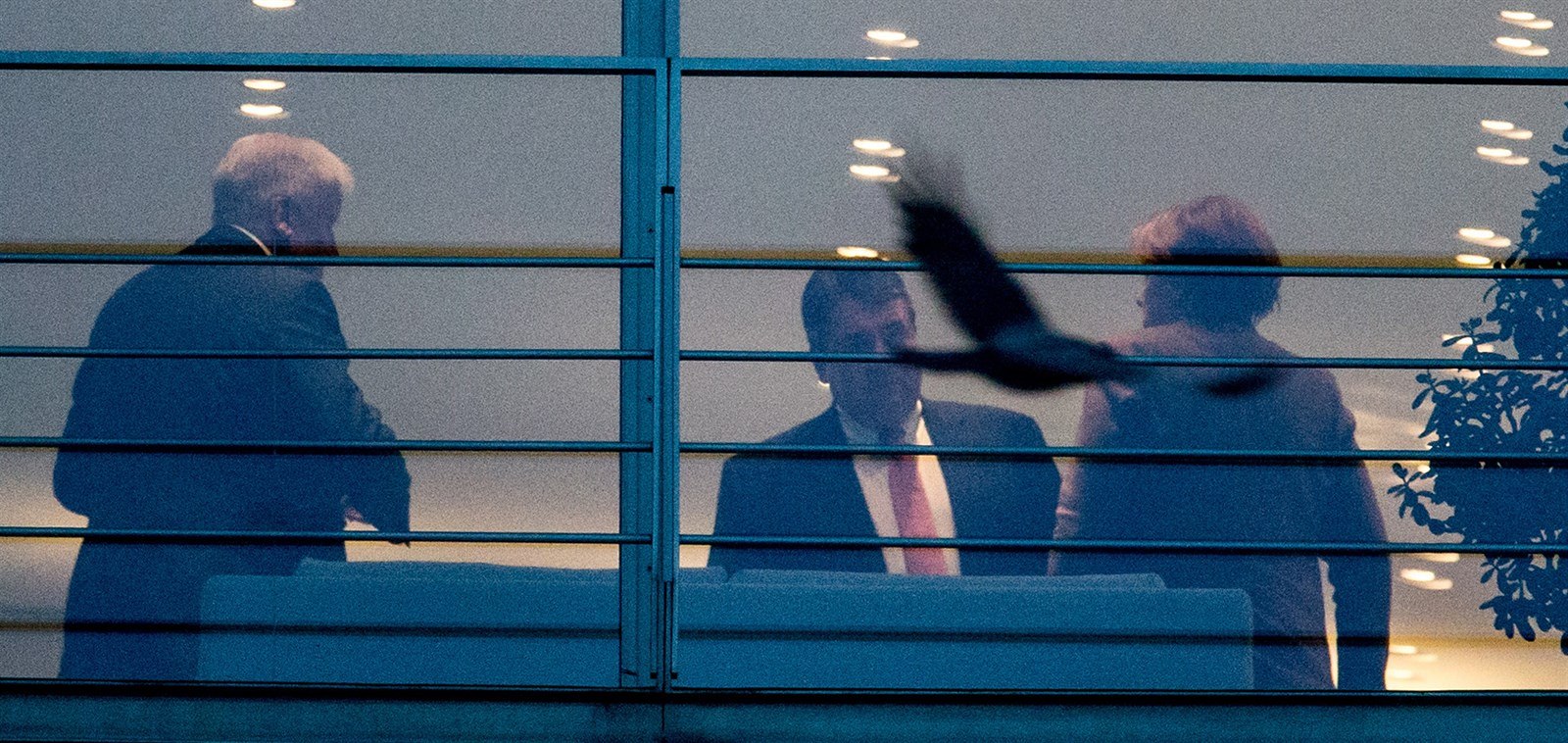 Bavorský premiér Horst Seehofer (vlevo), vicekanclé� Sigmar Gabriel a kanclé�ka Angela Merkelová jednají v Berlín� o migra�ní krizi (28. ledna 2016).