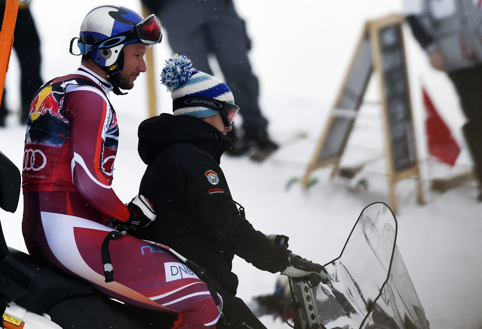 Aksel-Lund Svindal (vlevo) kv�li pádu slavný sjezd v Kitzbühelu nedokon�il.