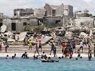 Lidé na plái Lido u Mogadia, kde milice a-abáb pepadly bar a zabily...