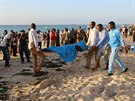 Pi útoku milice a-abáb v baru v somálském Mogadiu zahynulo nejmén 21 lidí....