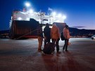 Uprchlíci ekají na trajekt, který je odveze z ostrova Lesbos do Athén (25....