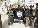 Irácké jednotky se v dobytém Ramadí chlubí ukoistnou vlajkou Islámského státu...