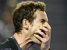Andy Murray se zlobí v utkání s Bernardem Tomicem.