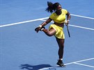 NA JEDNÉ NOZE. Serena Williamsová balancuje v utkání s Marií arapovovou.