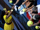 Serena Williamsová rozdává podpisy po postupu do semifinále Australian Open.