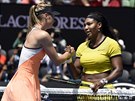Serena Williamsová (vpravo) utuje Marii arapovovou poté, co ji vyadila ve...