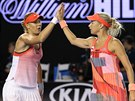 Lucie Hradecká a Andrea Hlaváková se povzbuzují ve finále Australian Open.