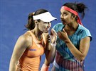 Martina Hingisová ze výcarska a Sania Mirzaová z Indie se radí ve finále...