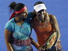 Martina Hingisová (vpravo) a Sania Mirzaová si zápasy ve tyhe uívají.