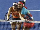ZÁBAVA VE FINÁLE. Martina Hingisová (vlevo) a Sania Mirzaová se radují po...
