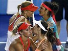 PÁTELSKÉ POZDRAVY. Po finále Australian Open se louí Lucie Hradecká se Saniou...