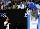 DEBATA. Andy Murray si povídá s rozhodím v semifinále Australian Open.