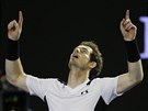 POZDRAV DO NEBE. Andy Murray po vítzném semifinále Australian Open.