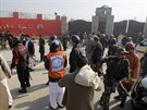 Pákistántí vojáci a záchranái se shromaují u hlavní brány Univerzity Bacha...