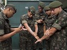 Braziltí vojáci se potírají repelentem. Armáda provádí kontroly, pi nich...