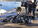 Turecká pobení strá piváí tla utonulých migrant do pístavu Izmir (21....