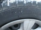 Policisté hledají vandala, který proezal za jedinou noc pneumatiky u trnácti...