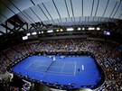 POD STECHOU. Kvli poasí se v pátek na Australian Open hraje pod zataenou...