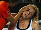 Nmecká tenistka Anna-Lena Friedsamová se nechává oetovat ve 3. kole...