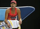 Srbská tenistka Ana Ivanoviová s vydeným výrazem sleduje svou lói, kde pi...