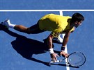 Srbský tenista Novak Djokovi spadl v osmifinále Australian Open na kurt.