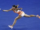 Ruská tenistka Maria arapovová se natahuje po míku v osmifinále Australian...