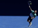 eský tenista Tomá Berdych podává ve souboji o tvrtfinále Australian Open.