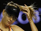 Ruská tenistka Maria arapovová si prohrabuje vlasy v osmifinálovém utkání...