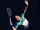 eský tenista Tomá Berdych podává v osmfinále Australian Open.
